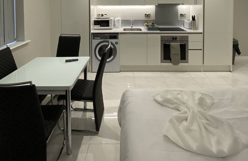 High Wycombe Apartment | Twin Studio Serviced Apartment