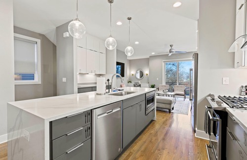Nashville House | Twin Townhomes| 8BR + 8BA| Rooftop Views| Spacious