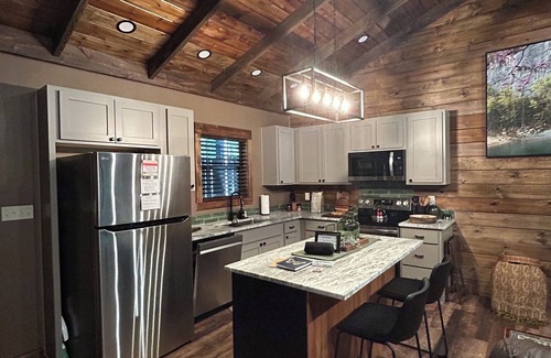 Jasper Cabin | Twisted Pine Cabin in Jasper. Sleeps 2 w/Hot tub & Covered Patio w/gas fireplace