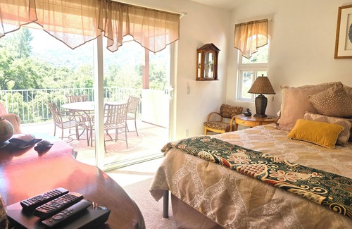 Topanga Bed & Breakfast | Two Beautiful Bedrooms & Private Patio with Morning Coffee & Tea Service