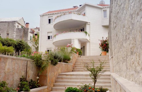 Pucisca Apartment | Two bedroom apartment with terrace Pučišća, Brač (A-754-b)