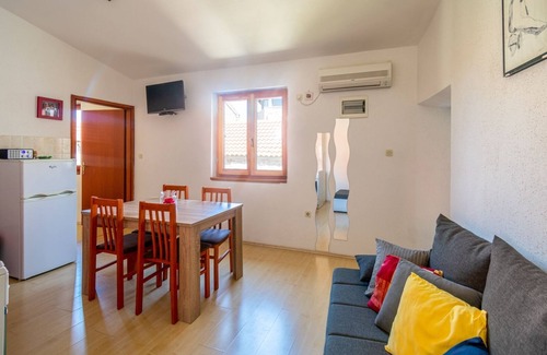 Kukljica Apartment | Two bedroom apartment with air-conditioning Kukljica, Ugljan (A-11584-a)