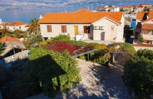 Postira Apartment | Two bedroom apartment with terrace and sea view Postira, Brač (A-17323-a)
