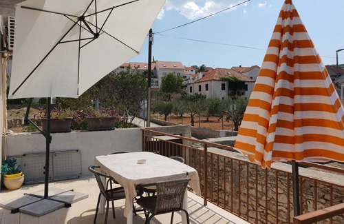 Sutivan Apartment | Two bedroom apartment with terrace Sutivan, Brač (A-17825-a)