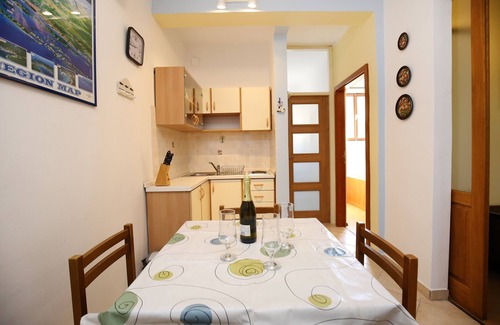 Mali Iz Apartment | Two bedroom apartment with terrace Mali Iž, Iž (A-16535-b)
