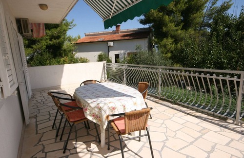 Municipality of Trogir Apartment | Two bedroom apartment near beach Slatine, Čiovo (A-6888-a)