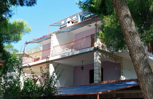 Ivan Dolac Apartment | Two bedroom apartment near beach Ivan Dolac, Hvar (A-18100-e)
