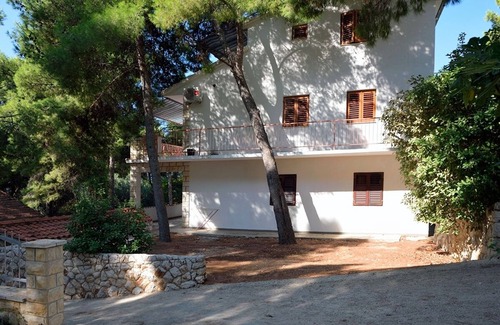 Ivan Dolac Apartment | Two bedroom apartment near beach Ivan Dolac, Hvar (A-18100-e)