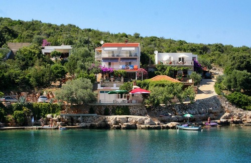 Pokrivenik Apartment | Two bedroom apartment near beach Cove Zarace (Gdinj), Hvar (A-4598-a)