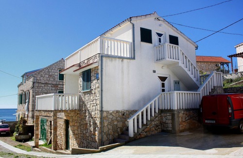 Rukavac Apartment | Two bedroom apartment near beach Rukavac, Vis (A-2478-a)
