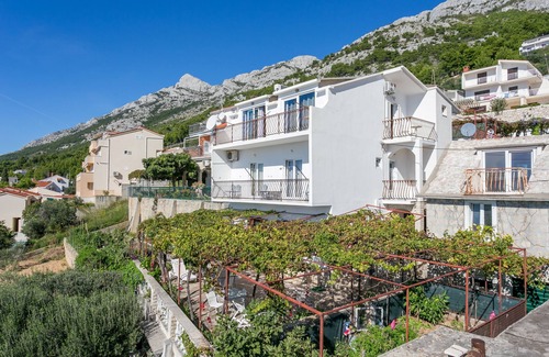 Pisak Apartment | Two bedroom apartment with balcony and sea view Pisak, Omiš (A-18141-c)