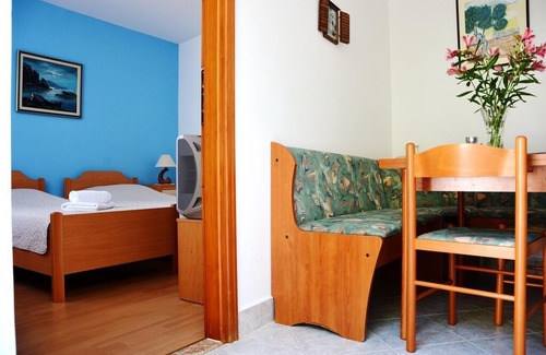 Pucisca Apartment | Two bedroom apartment with terrace Pučišća, Brač (A-754-b)