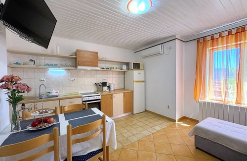 Silo Apartment | Two bedroom apartment with terrace and sea view Šilo, Krk (A-18724-a)