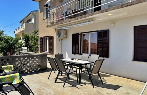 Silo Apartment | Two bedroom apartment with terrace and sea view Šilo, Krk (A-18724-a)