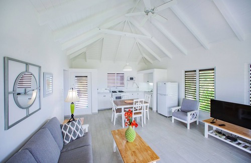 Runaway Bay Villa | TWO BEDROOM/BATHS APARTMENT 60 YARDS FROM BEACH