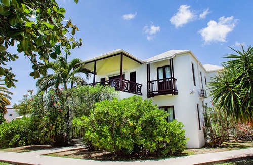Runaway Bay Villa | TWO BEDROOM/BATHS APARTMENT 60 YARDS FROM BEACH