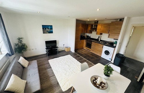 Heathrow Villages Apartment | Two bedroom Chic Apart,Heathrow with WiFi & Sky tv