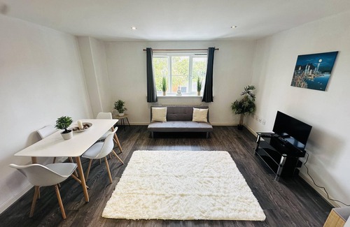 Heathrow Villages Apartment | Two bedroom Chic Apart,Heathrow with WiFi & Sky tv