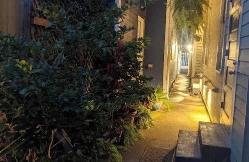 Faubourg Lafayette House | Two bedroom Comfort Near Everything!