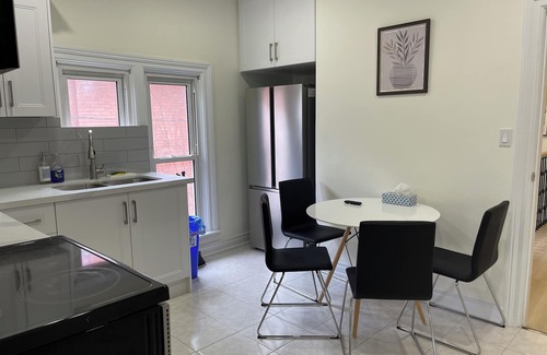 Niagara Falls House | Two-bedroom Suite with King Bed - 4 Min to The Falls