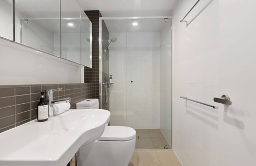 Milton Apartment | Two Bedroom Two Bathroom Hearty Milton Apartment, free parking & more!