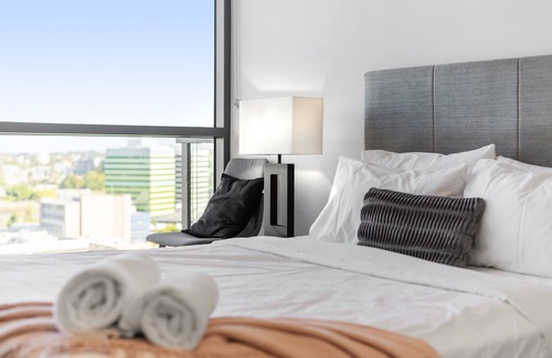 Milton Apartment | Two Bedroom Two Bathroom Hearty Milton Apartment, free parking & more!