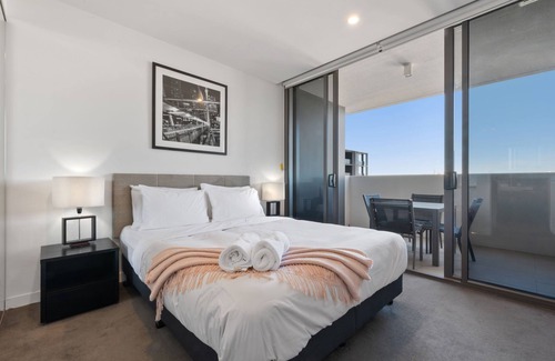 Milton Apartment | Two Bedroom Two Bathroom Hearty Milton Apartment, free parking & more!