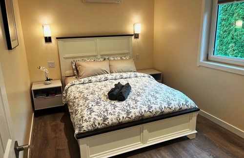 Gordon Head Bed & Breakfast | Two Bedrooms Suite in quiet area
