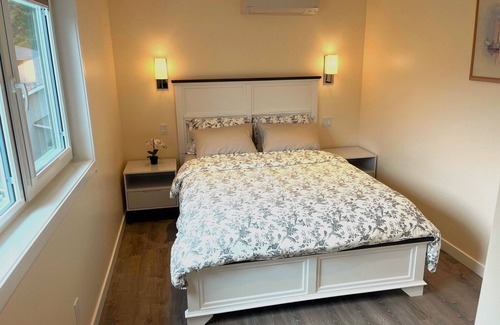 Gordon Head Bed & Breakfast | Two Bedrooms Suite in quiet area