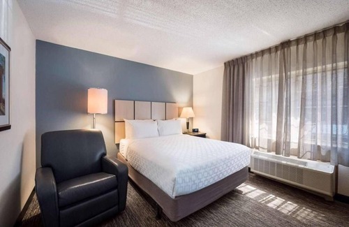 Schiller Park Hotel | TWO Comfortable 1BR Suites With Kitchens, Short Drive to Kohl Children's Museum!