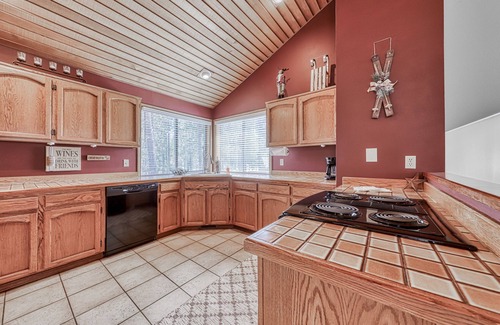 Sunriver House | Two-level family home w/free WiFi, private hot tub, W/D, AC + SHARC passes