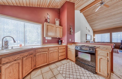 Sunriver House | Two-level family home w/free WiFi, private hot tub, W/D, AC + SHARC passes