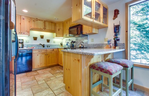 Mammoth Lakes Condo | Two-level, forest-view condo with deck - steps from the Village & Ski Back Trail
