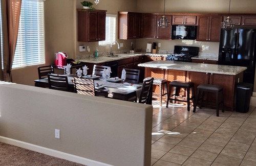 Glendale House | Two minutes from State Farm Stadium and Tanger outlets!