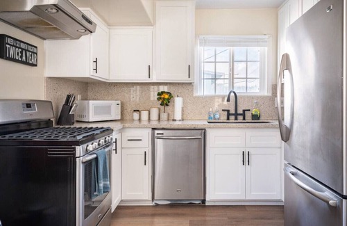 Gas Lamp Section House | Two minutes to beach with parking