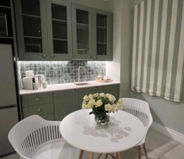 Rondebosch Apartment | Two on Milner - OAK TREE COTTAGE - Stylish open-plan Guesthouse in Rondebosch