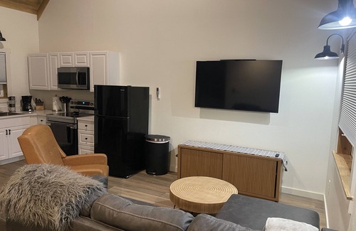 Mead Cabin | TWO PEAKS-North:NEW modern cabin-vaulted wood ceiling-Lake Texoma- AWESOME RATES