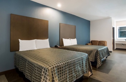 Forest Hill Hotel | Two Queen Room at Scottish Inns-Forest Hill, Convenient Location Near I-20