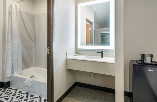 Forest Hill Hotel | Two Queen Room at Scottish Inns-Forest Hill, Convenient Location Near I-20