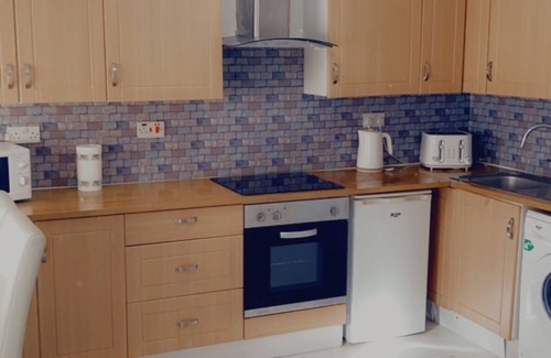Gillingham Apartment | two spacious bedrooms apartment,2 bathroom, 1sofa`bed.free parking