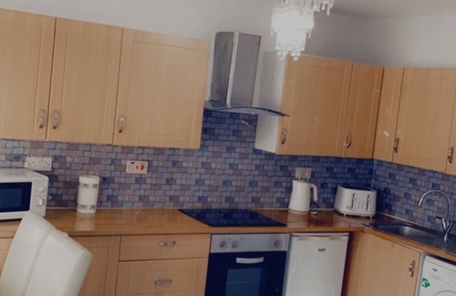 Gillingham Apartment | two spacious bedrooms apartment,2 bathroom, 1sofa`bed.free parking