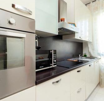 Crescenzago Apartment | TWO SPACIOUS BEDROOMS 1 MINUTE TO METRO STOP