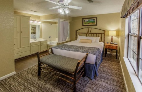 South Lee Hotel | Two Spacious Villas | Indoor Pools, Game Nights & Nature Trails – All-in Escape