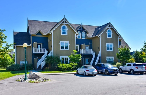The Blue Mountains Condo | Two-story condo with patio, fireplace, grill, & heated pool - dog-friendly