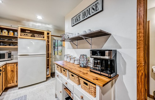 North Glade Hills House | Two-story cottage near the lake with a firepit, wood stove, & washer/dryer