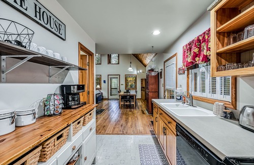 North Glade Hills House | Two-story cottage near the lake with a firepit, wood stove, & washer/dryer