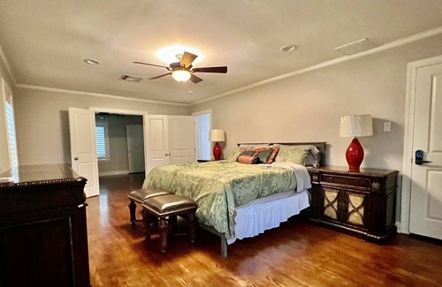 Greenway Plaza-Upper Kirby House | Two Story House in UPPER KIRBY/Montrose 4BR 3BA Gated Driveway