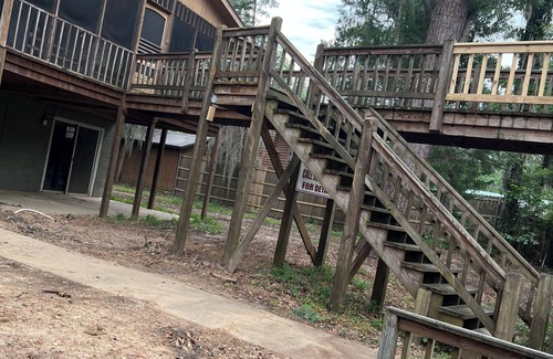 Jefferson House | Two Story House with deck over the river