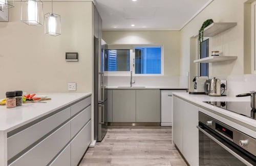 Camps Bay Villa | Two Views - 8 Bedroom Villa in Camps Bay & Hot Tub