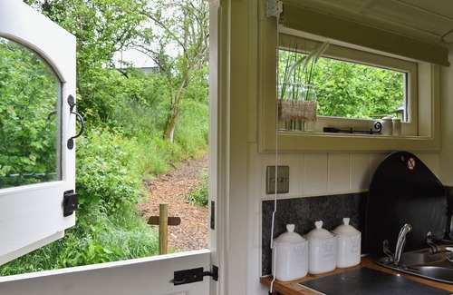Llandrindod Wells Cottage | Ty Bach Shepherds Hut